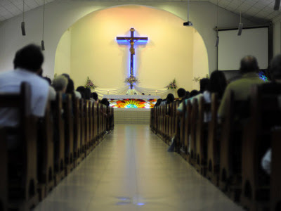 Sfârşitul Occidentului? Un preot catolic a anunţat la slujba că este homosexual. Enoriaşii l-au aplaudat în picioare