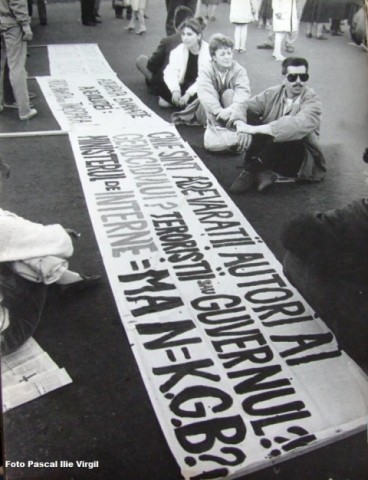 Elena-si-Grupul-GID-in-Piata-Universitatii-1990-Foto-Pascal-Ilie-Virgil