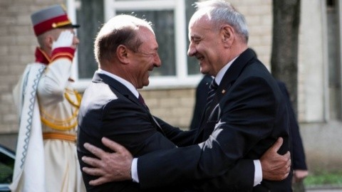 basescu_timofti_imbratisati_chisinau_34638200