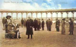 Familia-Regala-pe-plaja-la-Mamaia-Carol-I-320x198