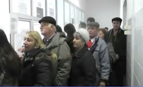 În ciuda opoziţiei unor mănăstiri ortodoxe, clujenii s-au călcat pe picioare să-şi ridice cardul de sănătate