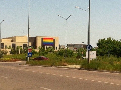 steag-gay-ambasada-sua