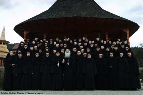 Parintele-Iustin-Parvu-si-maicile-de-la-Manastirea-Petru-Voda-foto-Cristina-Nichitus-Roncea