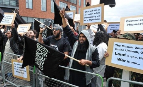 Tot mai multe violuri săvârșite de imigranții islamiști în Europa. Poliția se teme să intervină