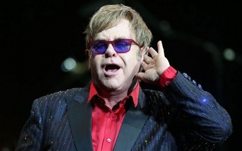 Elton John minte? Spune că l-a sunat Putin să discute despre drepturile comunităţii LGTB
