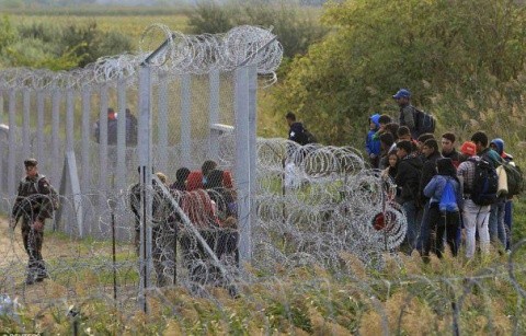 imigranti-granita-ungaria-12-465x390