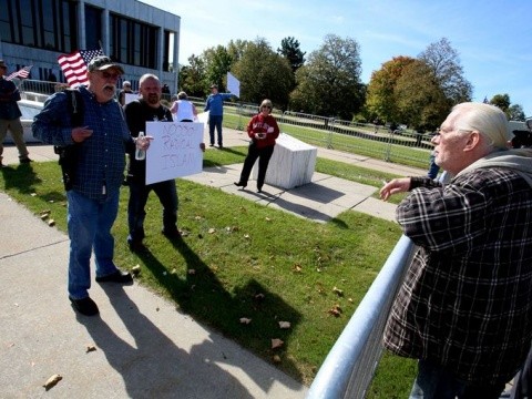 635800938810831650-anti-Islam-gun-protest-02