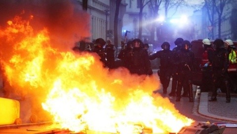 leipzig_police_teargas_leftist_protests_against_neo-nazi_march.jpg_1718483346