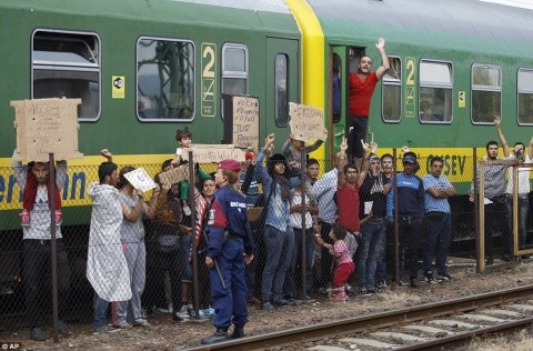 Refugiați minori musulmani au molestat sexual tinere într-un tren din Belgia