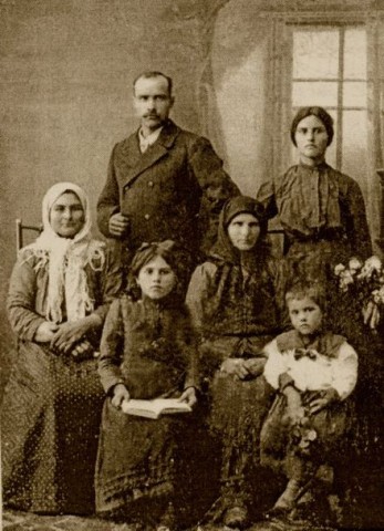 440px-Vasile_Gafencu_(1886-1942)_and_family