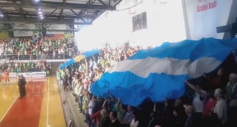 Rușine! Primele imagini de la intonarea imnului Ţinutului Secuiesc la un meci de baschet din Sfântu Gheorghe (Video)