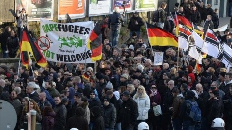 A început Merkelia! Barem NATO să scape (de violul imigranților musulmani)