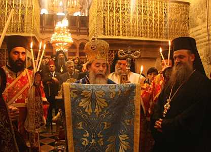 pf-teofil-patriarhul-ierusalimului-citind-sinodikonul-ortodoxiei-inaintea-preasfantului-mormant