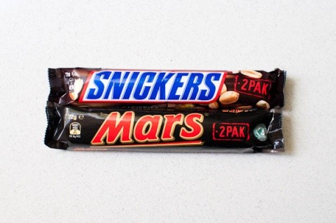 Ciocalatele Mars si Snickers au fost retrase din magazinele germane. Conțineau plastic