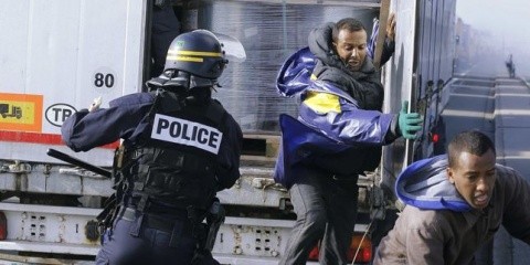 4559402_3_95bb_affrontements-entre-la-police-et-les-migrants_1d9cd9094a4e4ae8564593fa32dc79a2
