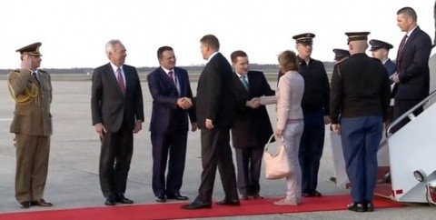 Fotografia zilei: Carmen Iohannis în blugi și teniși la Baza Aeriana Andrews din Washington
