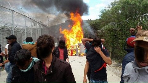 Refugiații musulmani au distrus o tabără de imigranți din Grecia