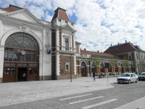 Piata-Garii-cladire-si-scuar