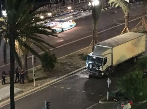Atac terorist la Târgul de Crăciun din Berlin. Un camion a intrat din plin în mulțimea de oameni