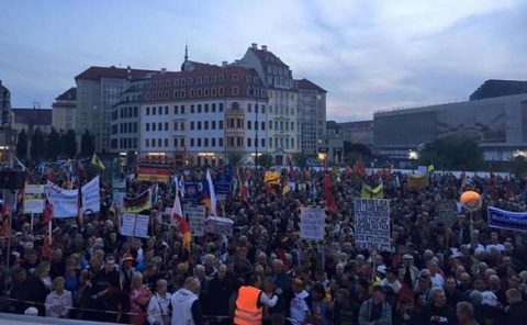 Merkel huiduită la Dresda. Naționaliștii germani ies în stradă împotriva islamiștilor (Video)