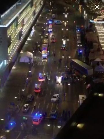 atentant-terorist-in-berlin-un-camion-a-intrat-in-multimea-adunata-sa-vada-un-targ-de-craciun-provocand-cel-putin-un-deces-si-zeci-de-raniti-214539