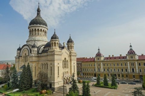 Sondaj CURS: Biserica este instituția în care românii au cea mai mare încredere