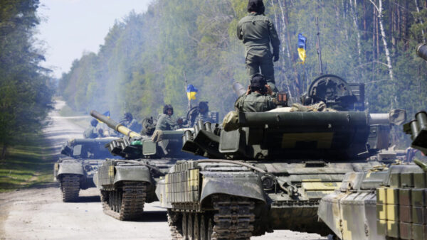 Succesul contraofensivei ucrainene l-a speriat pe Putin. Armata rusă dislocă convoaie din Crimeea spre front