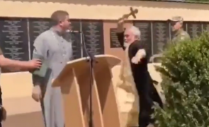 Preot ortodox rus îl bate cu crucea pe un preot ortodox ucrainean, care îl critica pe patriarhul Kirill al Moscovei (Video)