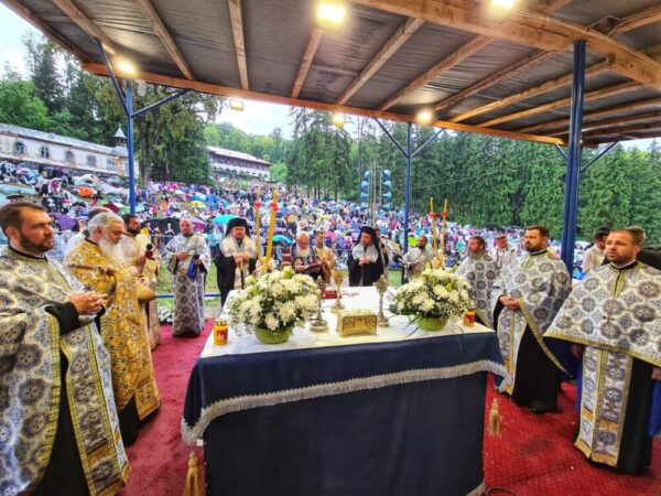 Slujba Vecerniei cu Litie, la Mănăstirea Nicula. PS Veniamin către pelerinii ortodocși: „Sunteți mărturisitorii bucuriei!”