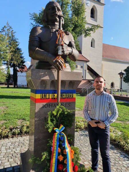 La Târgu Mureș acum stă scris Iancu de Hunedoara pe statuia marelui voievod!