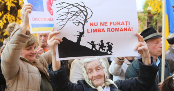 Românii din Ucraina se revoltă pe regimul lui Zelenski: Vor școală în limba română și recunoașterea inexistenței limbii moldovenești
