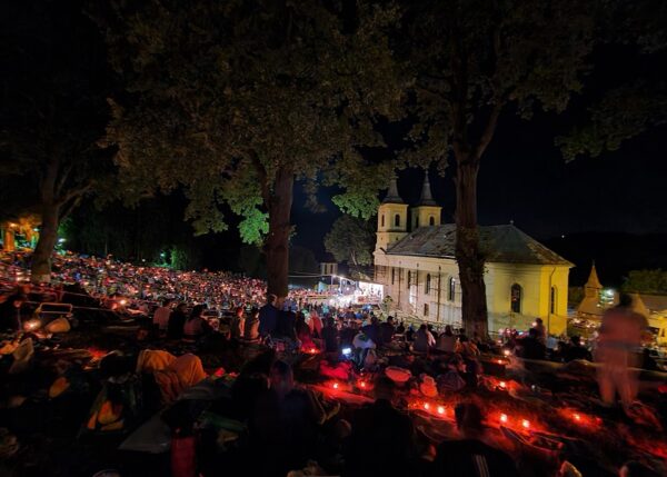 15.000 de pelerini se roagă noaptea aceasta la Mănăstirea Nicula. În ciuda ploii, românii se roagă pentru iertare și pace