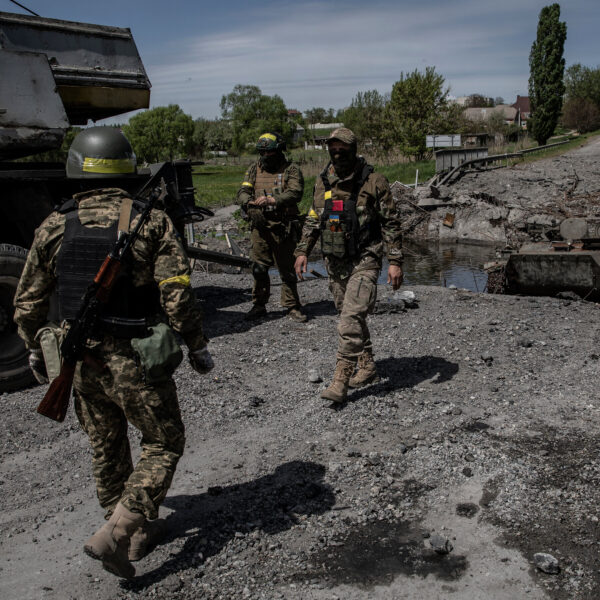 Ucrainenii au înaintat în Harkov fără rezistență. Soldații ruși rămaşi fără comandanți și fără comunicare fug pe jos