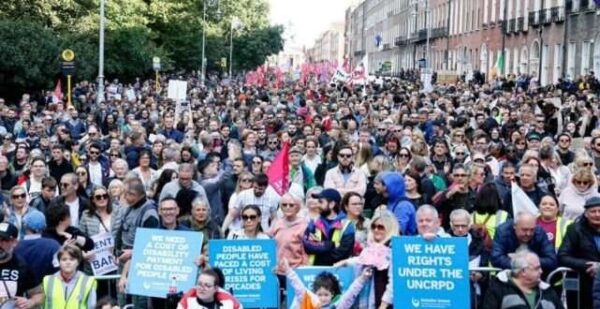 Zeci de mii de irlandezi ies în stradă. Protest împotriva creșterii costului vieții, cenzurii și a energiei (Video)