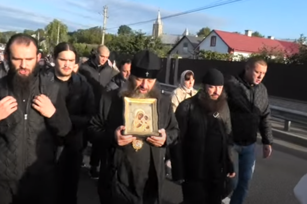 Mitropolitul Longhin Jar, starețul Mănăstirii Bănceni din regiunea Cernăuți, amendat de poliția ucraineană pentru Drumul Crucii românilor. Prigoana continuă!
