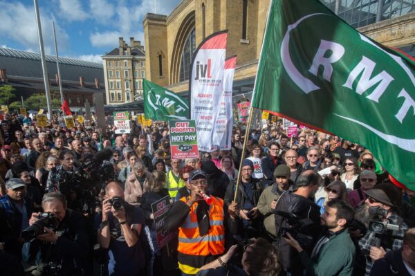 Zeci de mii de britanici au ieşit în stradă. Protestează împotriva creşterii costului vieţii, energiei și războiului. Cer demisia premierului Liz Truss