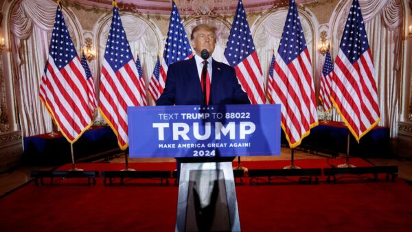 Donald Trump şi-a depus candidatura la alegerile prezidenţiale SUA din 2024. Speranță pentru suveraniști (Video)