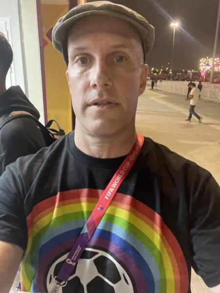 Jurnalist american reținut. A încercat să intre pe un stadion al Cupei Mondiale de Fotbal din Qatar, purtând un tricou în culorile curcubeului