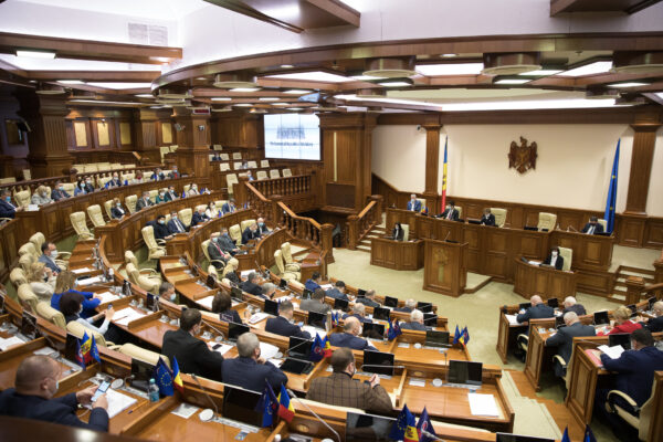Parlamentul Republicii Moldova a adoptat un nou cod electoral, care elimină necesitatea tipăririi buletinelor de vot în limba rusă. Pași spre unire