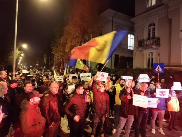 George Simion, preşedintele AUR, şi alţi zeci de români au ieșit la protest în faţa Ambasadei Austriei. ”Nu suntem cetăţeni de mâna a doua a Europei”