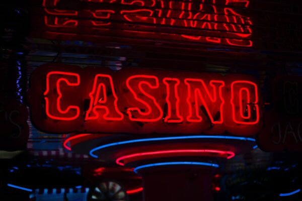 De ce să alegi casino-ul online în dauna celui fizic. Care sunt argumentele de care să ții cont