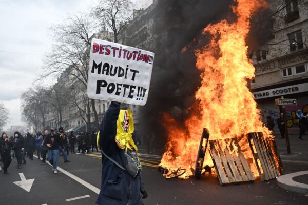 Proteste și anarhie în Franța. Reforma pensiilor a aprins la propriu țara