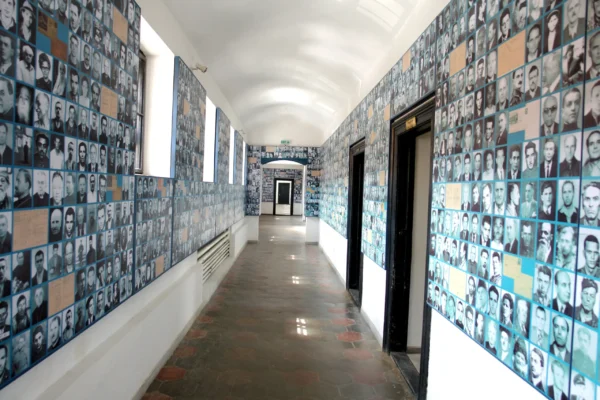 Biblioteca Academiei Române găzduiește expoziția „Trei decenii de memorie. Memorialul Victimelor Comunismului şi al Rezistenţei”