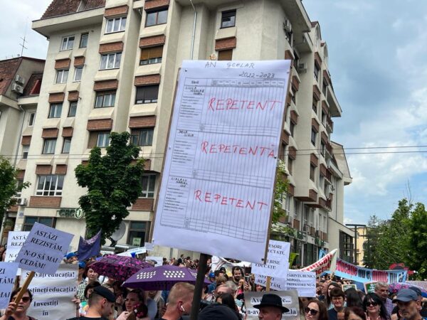 Ciucă, Deca și Ciolacu, lăsați repetenți de profesorii care au protestat în fața Prefecturii Cluj
