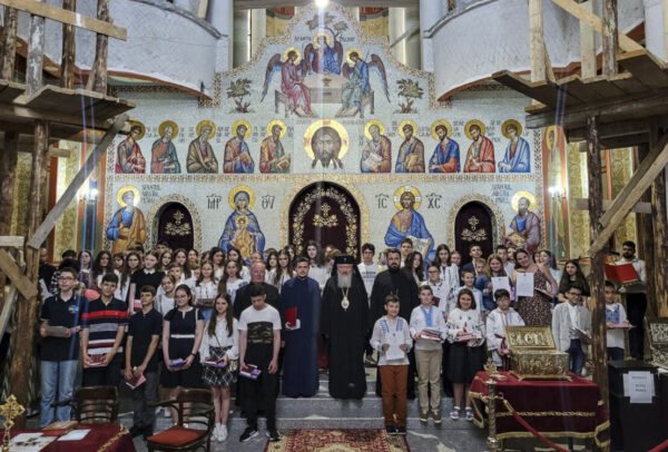 Lansare de carte la Parohia „Sf. Ap. Petru și Pavel” din Mănăștur. 100 de elevi cu media 10 premiați