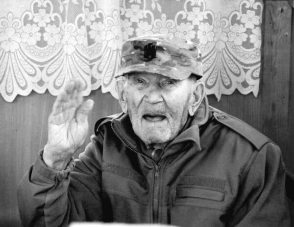 Ultimul veteran de război, Iosif Cosma Roman, a murit la vârsta de 100 de ani. Preten cu fotograful Marii Uniri