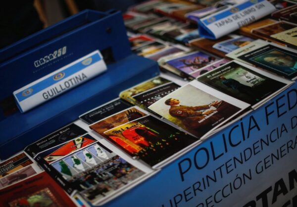 200 de publicaţii şi coperţi de cărţi cu caracter nazist au fost confiscate în Argentina