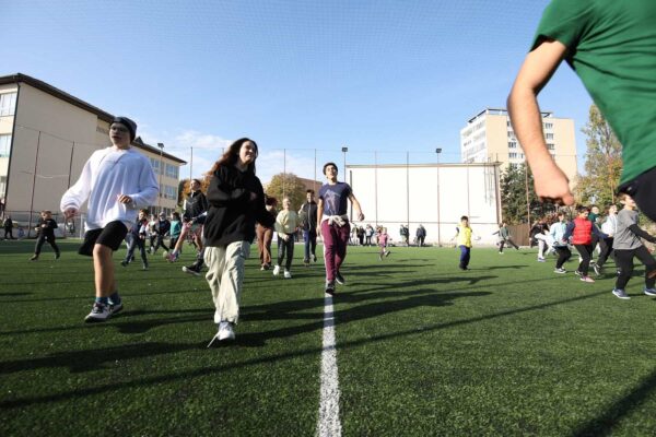 Curțile școlilor din municipiu sunt deschise în următoarele weekenduri: Programul „Fugi în curtea școlii”