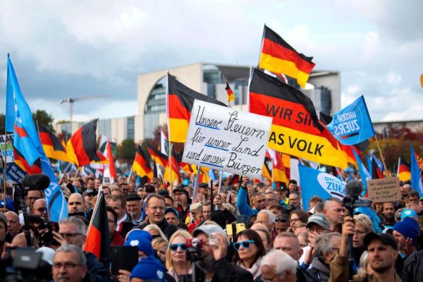 Politician german de extremă dreapta a fost arestat deoarece a folosit salutul nazist „Sieg Heil”