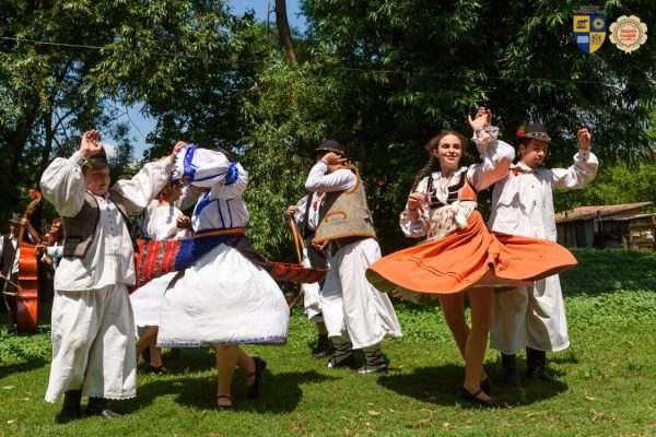 Festival – concurs dedicat jocului tradițional românesc, în localitatea clujeană Baciu. Mândru-i jocul pe la noi